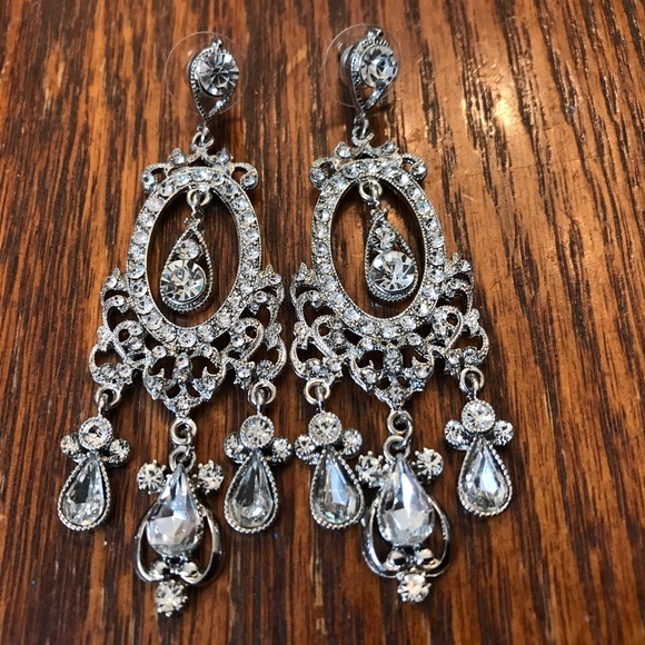 Jewelry - Beautiful Hanging Earrings!